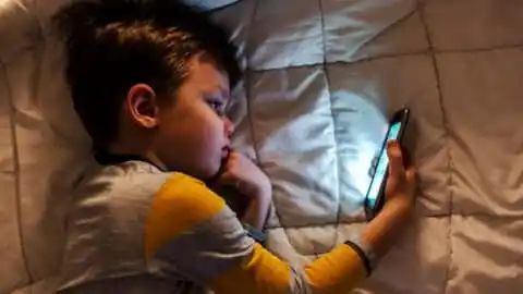 Limiting mobile phone usage in children:बच्चों को मोबाइल फोन से दूर रखने के लिए यह तरीके आजमाएं…